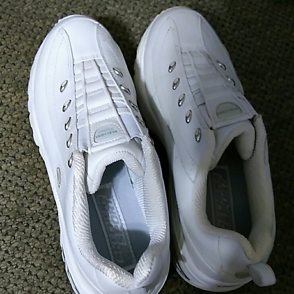 Sketchers tennis shoes